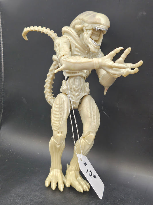 Alien figure Xenomorph Warrior 7" cream color