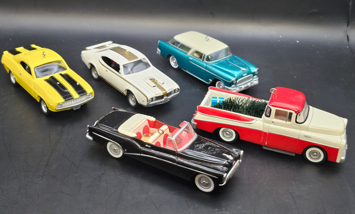 4 cars 1 pick up christmas collectable ornaments  4"s
