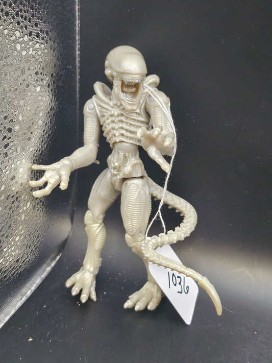 Alien figure Xenomorph Warrior 5"  grayish/cream