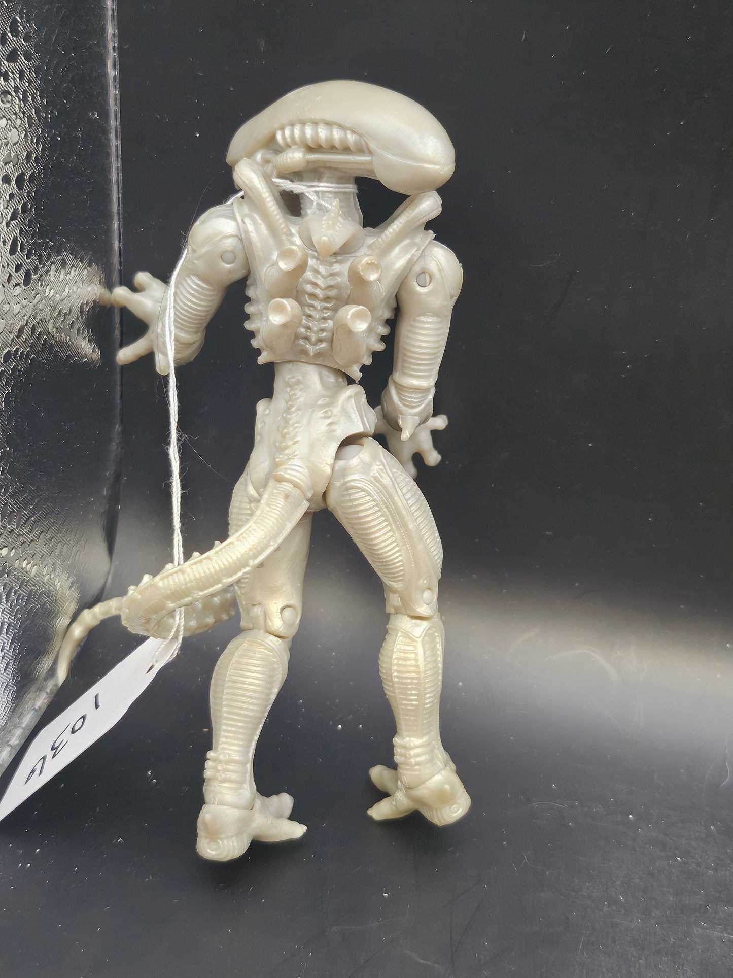 Alien figure Xenomorph Warrior 5"  grayish/cream